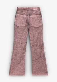 Bagfra af falmede lyserøde denimjeans med vide ben, to baglommer og et lædermærke på taljen.