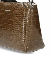 Bruine glanzende handtas met krokodillenstructuur, zilveren merklogo en ritssluiting met metalen ringdetail.