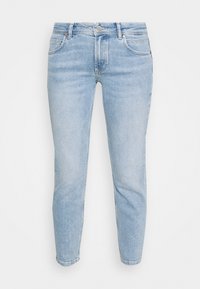 Světle modré džíny s úzkým střihem, pěti kapsami a klasickým knoflíkovým zapínáním. Materiál má hladkou texturu a mírné vyblednutí.