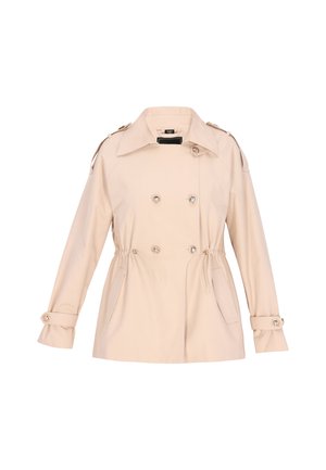 Cappotto beige con design doppiopetto, dettagli in bottone, vita regolabile con cordino e tasche laterali. Materiale morbido e maniche lunghe.