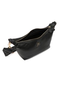 Sac à main en cuir noir avec une surface texturée, fermeture éclair dorée et un logo. Dispose d'une bandoulière amovible et d'une ouverture sur le dessus pour un accès facile.