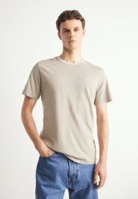 Barbour AUSTWICK  - Basic póló - concrete