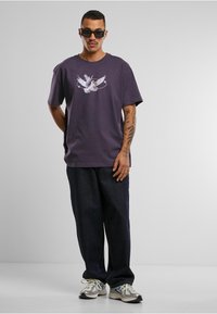 Upscale by Mister Tee VIVE LA LIBERTE - Nyomott mintás póló - purplenight