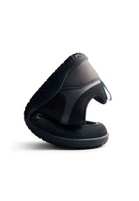 Zapato negro con parte superior de malla y suela de goma, que cuenta con un diseño de corte bajo, acentos texturizados y una lengüeta azul.