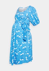 Vestido azul em envelopamento com padrões florais brancos, mangas curtas em balão, corpete justo e detalhe de faixa na cintura, feito de um tecido leve.