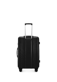 Zwarte harde koffer met een geribbeld ontwerp, zilveren uitschuifbare handgreep, twee zijkantenwielen en een gestructureerde afwerking voor grip en duurzaamheid.