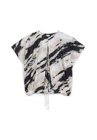 Blusa a maniche corte con un motivo astratto di pennellate in nero, beige e bianco, caratterizzata da un nodo frontale e un orlo elasticizzato su uno sfondo bianco.