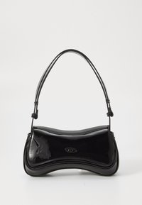 Borsa a mano in pelle verniciata nera con forma curvilinea, una maniglia singola e fondo arrotondato. Presenta un sottile dettaglio del logo sul davanti.