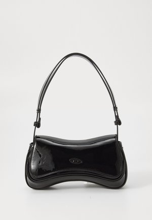 Sac à main en vernis noir avec une forme courbée, une poignée unique et un fond arrondi. Présente un détail de logo discret à l'avant.