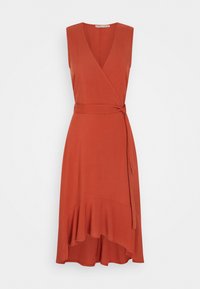 Vestido envelopado de cor rust com decote em V, design sem mangas e bainha assimétrica. Feito de um tecido suave com detalhe de cintura amarrada.