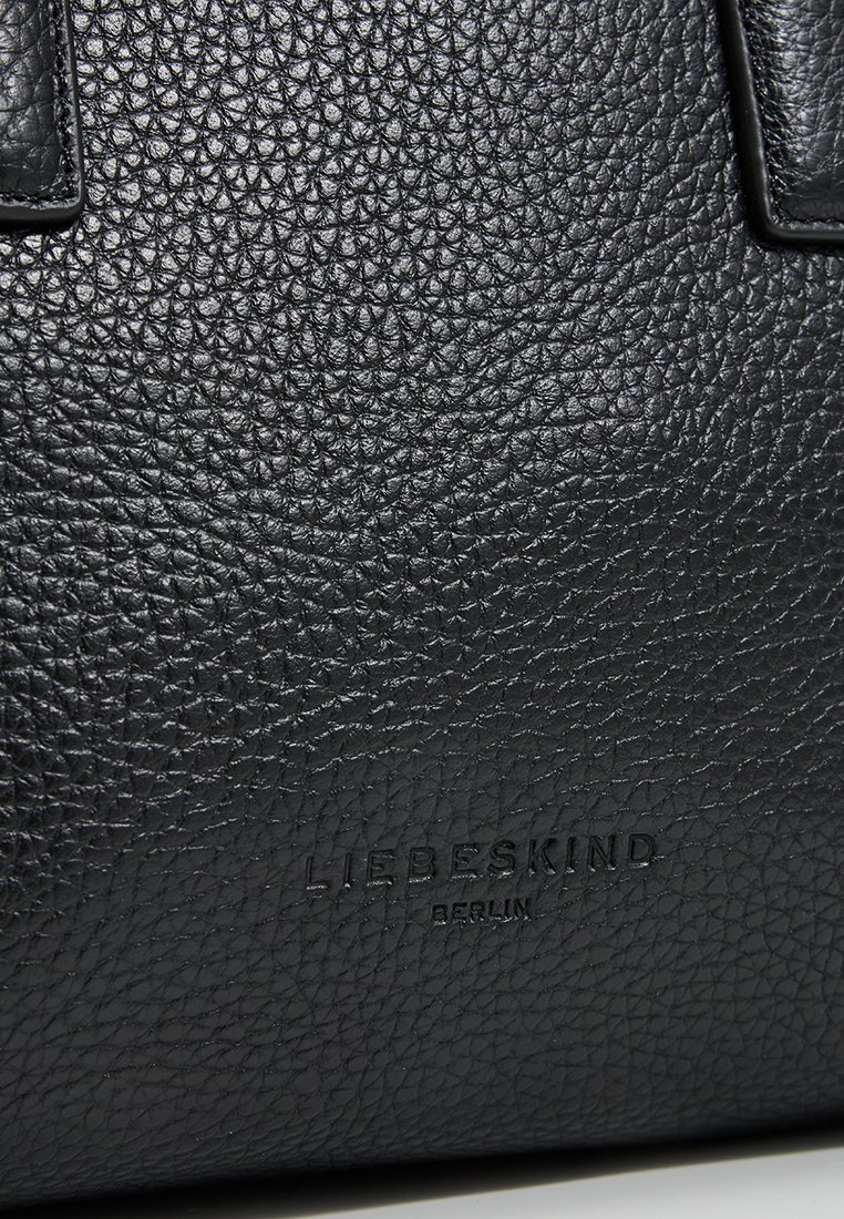 Schwarze Ledertasche mit strukturiertem Oberflächen, zwei stabilen Griffen und dem eingeprägten Logo "LIEBESKIND BERLIN" am Boden.