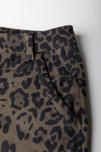 Leopardimusterhosen in Dunkelbraun und Schwarz. Aus strukturiertem Stoff gefertigt, mit flachem Taillenbund und seitlichen Taschen.