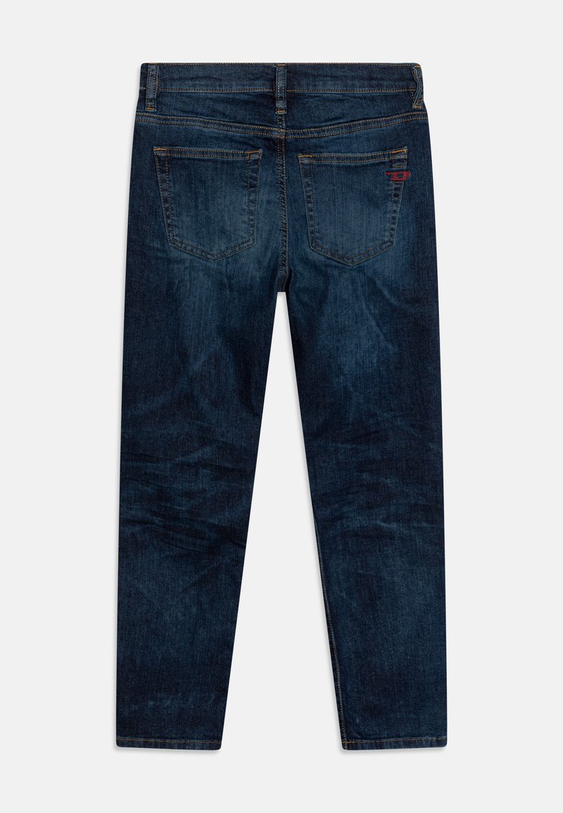 Jeans blu scuro con un design a gamba dritta, dotati di due tasche posteriori e dettagli di cucitura sottili. Il tessuto ha una texture di denim classico.