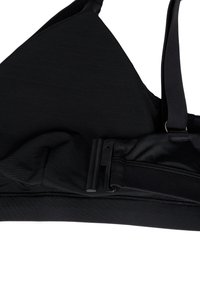 Črni bikini modrček s trikotnim dizajnom, gladko teksturo, nastavljivimi naramnicami in zapiranjem na zaponko zadaj.