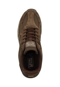 Braune Wildleder Sneaker mit abgerundetem Zehenbereich, Mesh-Futter und braunen Schnürsenkeln. Verfügt über ein Logo-Patch auf der Zunge und strukturierte Akzente im Obermaterial.