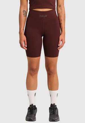 Bordeauxfarbene, hochtaillierte Radhosen aus dehnbarem Material mit einem Logo am Bund, entworfen für Komfort und Bewegungsfreiheit.
