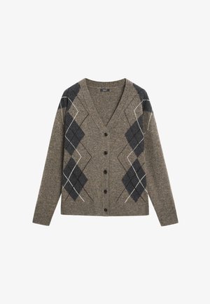 Graue Wollstrickjacke mit schwarz-weißem Rautenmuster, V-Ausschnitt, langen Ärmeln und fünf schwarzen Knöpfen vorne.