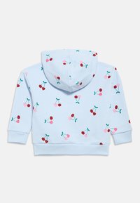 Ανοιχτό μπλε φούτερ με μοτίβο κερασιών σε κόκκινο, ροζ και πράσινο. Διαθέτει κουκούλα και ριμπ μανσέτες και τελείωμα. Υλικό από μαλακό βαμβακερό μείγμα.