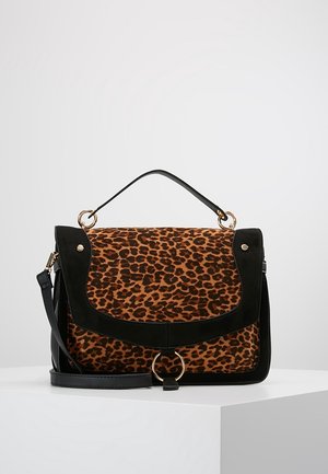 Kabelka s tělem v hnědočerném leopardím vzoru, černým koženým lemováním, horním uchem, nastavitelným ramenním popruhem a zlatým kroužkovým zapínáním na předním klopu.