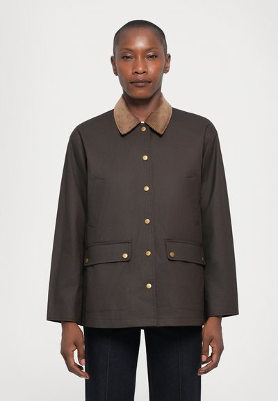 Veste marron avec un col en velours côtelé, dotée de boutons pression dorés et de deux poches avant. Le tissu semble texturé et durable.