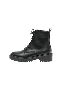 Botas de cuero negras hasta el tobillo con una textura suave, parte frontal con cordones, punta redondeada y una suela de goma gruesa para estabilidad. Acentuadas con un tirador en forma de lazo.