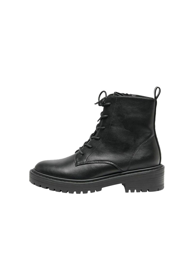 Botas de cuero negras hasta el tobillo con una textura suave, parte frontal con cordones, punta redondeada y una suela de goma gruesa para estabilidad. Acentuadas con un tirador en forma de lazo.