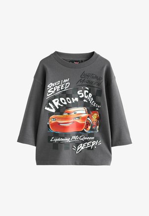 Camiseta de algodón gris con un gran gráfico de Lightning McQueen y el texto "¡Velocidad! Soy velocidad", "¡Vroom!" y "¡Beep!" Acentos en patrón de bloques.