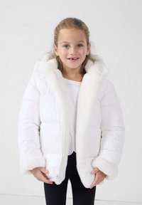 Chaqueta inflada blanca con borde de piel sintética en la capucha y los puños. Presenta un cierre con cremallera y un patrón acolchado para calidez y estilo.