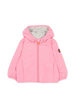 Giacca rosa con cappuccio per bambini, con zip frontale, polsini elastici, fodera interna grigia e piccola toppa rotonda sulla manica sinistra.