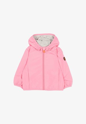 Chaqueta infantil rosa con capucha, cremallera frontal, puños elásticos, forro interior gris y pequeña parche redondo en la manga izquierda.