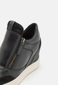 Schwarze Lederstiefelette mit Vorderreißverschluss und strukturierten schwarzen Stoffakzenten. Verfügt über eine weiße Gummisohle und ein gepolstertes Mesh-Futter.