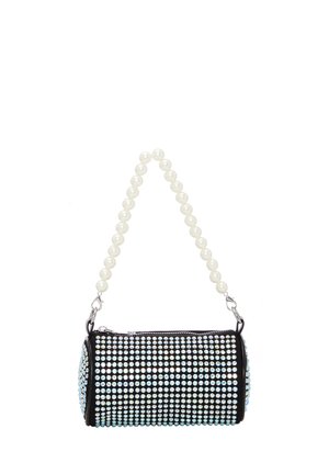 Borsa a cilindro nera con una fila di scintillanti strass e una tracolla a catena di perle bianche. Zip metallica sulla parte superiore.
