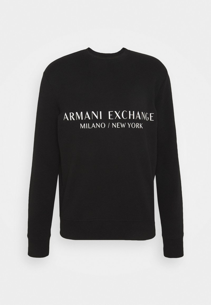 Sudadera negra de tejido suave, con un cuello redondo y mangas largas. En la parte delantera se muestra el texto "ARMANI EXCHANGE MILANO / NEW YORK" en blanco.