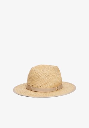 Laius müts laia äärega, loomulik beež värv, koobitud tekstuur ja beež riba, millel on logo detail.