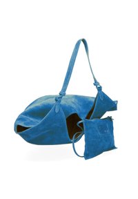 Borsa a tracolla blu in suede con una forma unica, caratterizzata da una sola tracolla e una piccola pochette rimovibile. Texture liscia e design aperto.