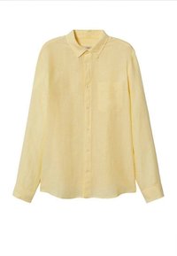 Chemise jaune clair à manches longues avec boutons, en lin. Elle présente un col pointu, une poche avant, et un ourlet droit avec fermeture par boutons.