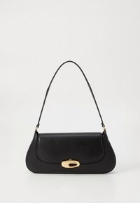 Melna ādas rokassoma ar izliektu formu, noņemamu plecu siksnu un zelta krāsas aizdari ar zīmola logo. Gluda tekstūra un minimālistisks dizains.