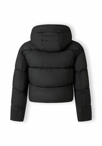 Sort pufferjakke med cropped design, der har hætte og quiltet tekstur. Ærmerne er tilspidsede, og ryggen er glat.