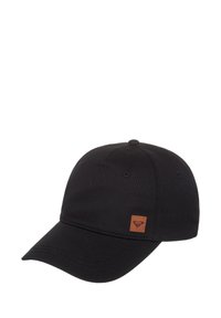 Zwarte baseballpet van stof, met een gebogen klep, gestikte details en een klein bruine leren logo-embleem aan de zijkant.