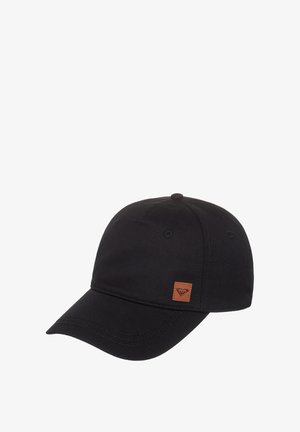 Zwarte baseballpet van stof, met een gebogen klep, gestikte details en een klein bruine leren logo-embleem aan de zijkant.