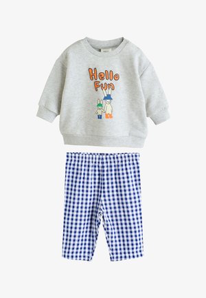Felpa grigia per bambino con la scritta "Hello Fun" e grafica con conigli, abbinata a pantaloni a quadretti blu e bianchi.
