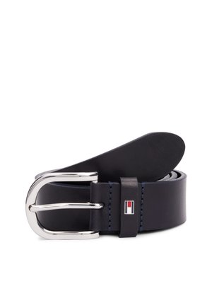 Zwarte leren riem met zilveren metalen gesp en klein rood-wit-blauw rechthoekig logo genaaid op de riemlus.