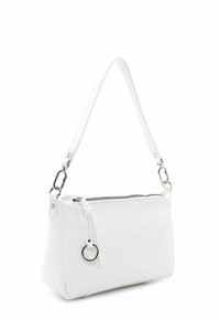 Biała prostokątna torebka z srebrnym suwakiem, metalowym pierścionkiem do otwierania i pojedynczym paskiem na ramię z metalowymi zapięciami.