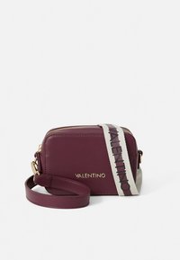 Mazs taisnstūrveida bordo krāsas Valentino pleca somiņa ar zelta rāvējslēdzēju un balta auduma siksniņa ar melnā krāsā drukātu "VALENTINO" uzrakstu.