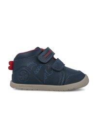 Zapato infantil azul oscuro con acentos rojos, correa de Velcro y un diseño de dinosaurio en un lado. Suela de goma y cuello ligeramente acolchado.