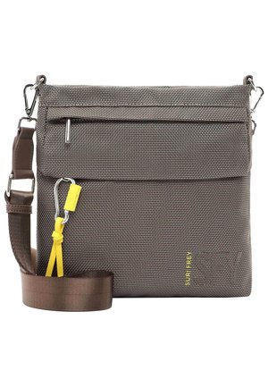 Petit sac bandoulière marron compact en tissu texturé, poche avant zippée, tirette de fermeture éclair jaune et sangle d'épaule ajustable avec boucles métalliques.