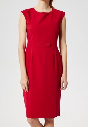 Rotes knielanges Kleid mit einer taillierten Silhouette. Hat angeschnittene Ärmel und eine Schleifenakzent an der Taille. Glatte Stofftextur.