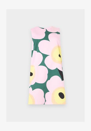 Obleka A-postave brez rokavov z velikim rožnatim in rumenim cvetličnim vzorcem na temno zeleni podlagi, z okroglo vratno odprtino in zapiranjem na gumbe na hrbtu.