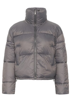 Jachetă puffer scurtă de culoare gri închis, cu un guler înalt, fermoar frontal și două buzunare orizontale cu fermoar pe piept.