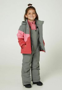 Tenue d'hiver composée d'une veste grise avec des accents roses, d'une couche interne rose et d'un pantalon gris à bretelles. Le matériau semble imperméable avec une finition texturée.